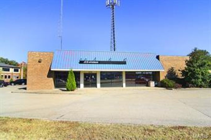 Absolutely Great Visibility!  This building has over 8,000 sq. ft. of retail, office, showroom or warehousing space.  Presently there is a vehicle bay in a rear portion with remainder as showroom and offices.  This is a clearspan structure lending itself to easy modification. Available for sale or lease (lease space & terms to be determined). Includes 1606 N Kingshighway (Rear) storage units and all land totaling 1.08 acres. Location: High Traffic, Hwy/Interstate Frntg, Retail Center