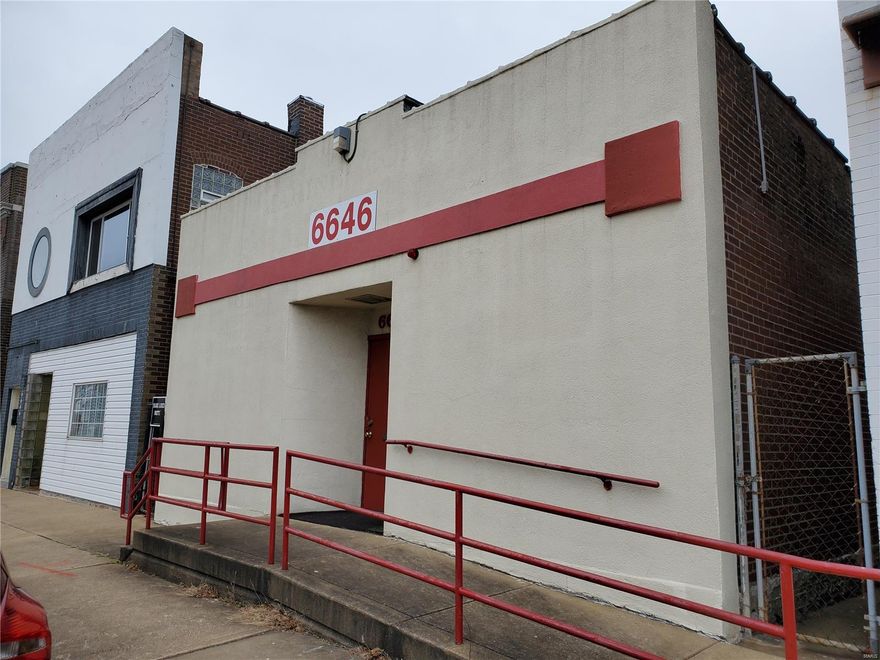 Large 2714sq. ft. commercial space, 2 bathrooms, basement, some vaulted ceilings Location: City, High Traffic, Other