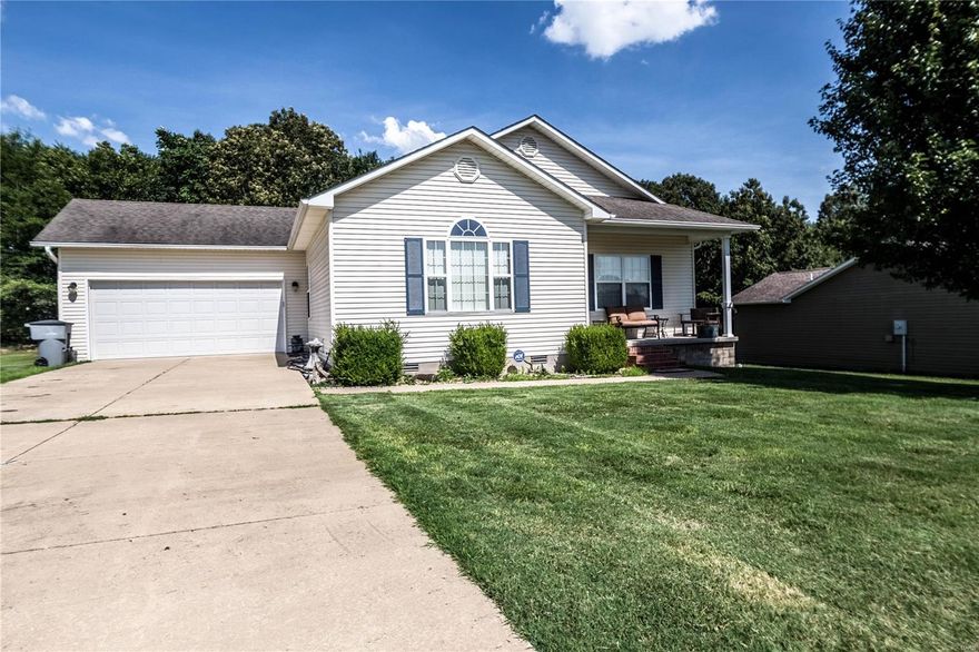 This 3 bedroom 2 bath home offers an extra Large Kitchen, Vaulted Ceilings, new flooring and sits in the desirable Murfield Subdivision.