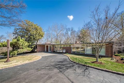 Photo of 34 Dromara Road, Ladue, MO 63124 (MLS # 25014260)