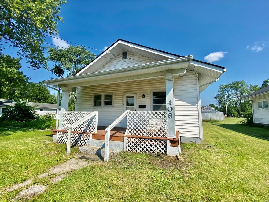 3 bed, 1 bath bungalow near the schools! This home has great bones and is ready to move into. Tall ceilings with plaster walls, great character! Jack & Jill closet between 2 rooms. Gas forced heat, window air. 20x7 front porch. Great rental opportunity or first home. 50x160 yard with level lot. Large backyard with 26x22 detached garage with workshop area, access from N. Jefferson St. Come check this one out!