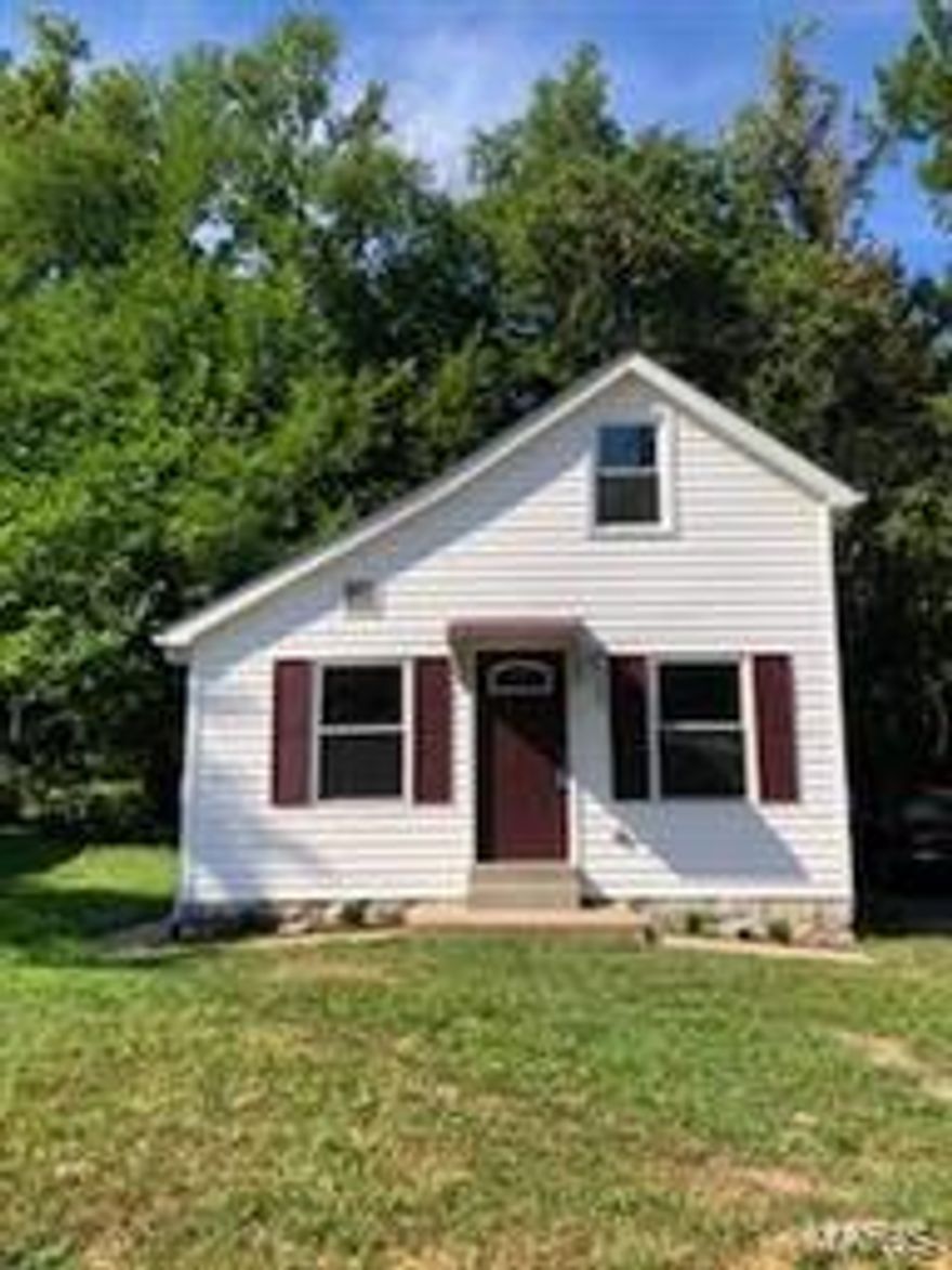 ADORABLE bungalow near the Missouri Riverfront in sought after Downtown Washington! LIKE NEW! Completely renovated with new kitchen counters and cabinets, appliances, flooring, and fresh paint. An opportunity like this does not come everyday! Would be a great weekend home, B&B, or starter home. Walking distance to riverfront, parks, trails, great restaurants, shopping, and everything downtown has to offer!! An affordable way to own your very own piece of the riverfront!