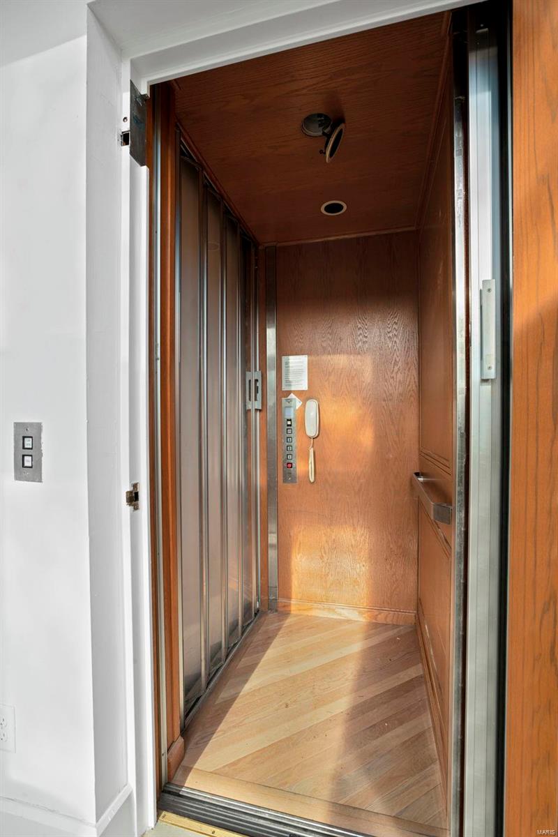 Tennyson Manor - Residential