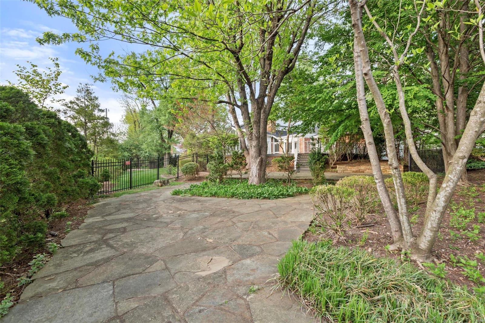 Tennyson Manor - Residential