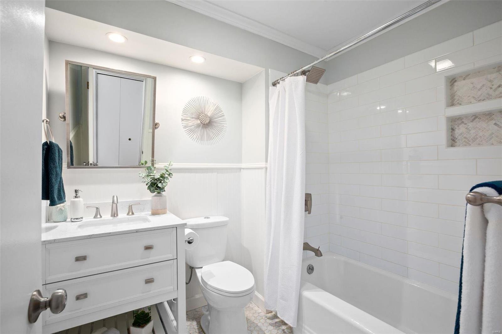 Tennyson Manor - Residential