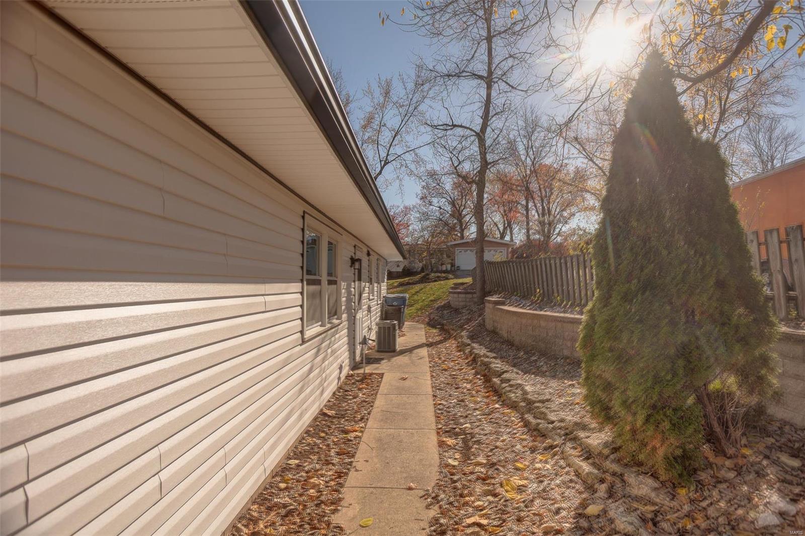 Edwardsville, Illinois 62025, United States, 3 Bedrooms Bedrooms, ,2 BathroomsBathrooms,Residential,Pending,31405