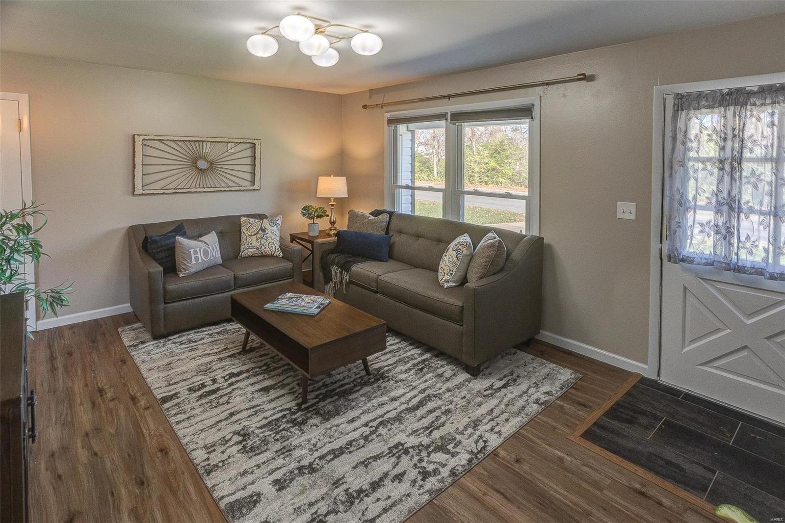 Edwardsville, Illinois 62025, United States, 3 Bedrooms Bedrooms, ,2 BathroomsBathrooms,Residential,Pending,31405