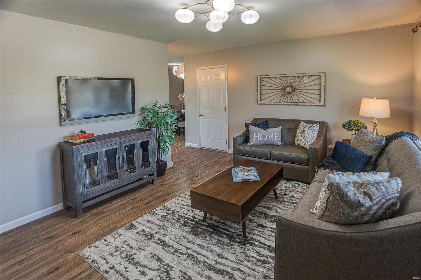 Edwardsville, Illinois 62025, United States, 3 Bedrooms Bedrooms, ,2 BathroomsBathrooms,Residential,Pending,31405