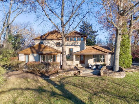 Photo of 7 Huntington Lane Ln, Creve Coeur, MO 63141 (MLS # 25020082)