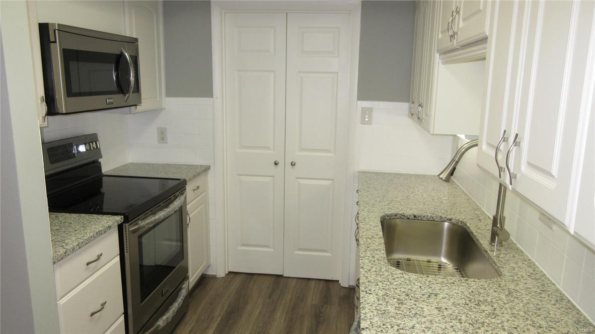 MANORS AT VILLAGE GREEN - Residential