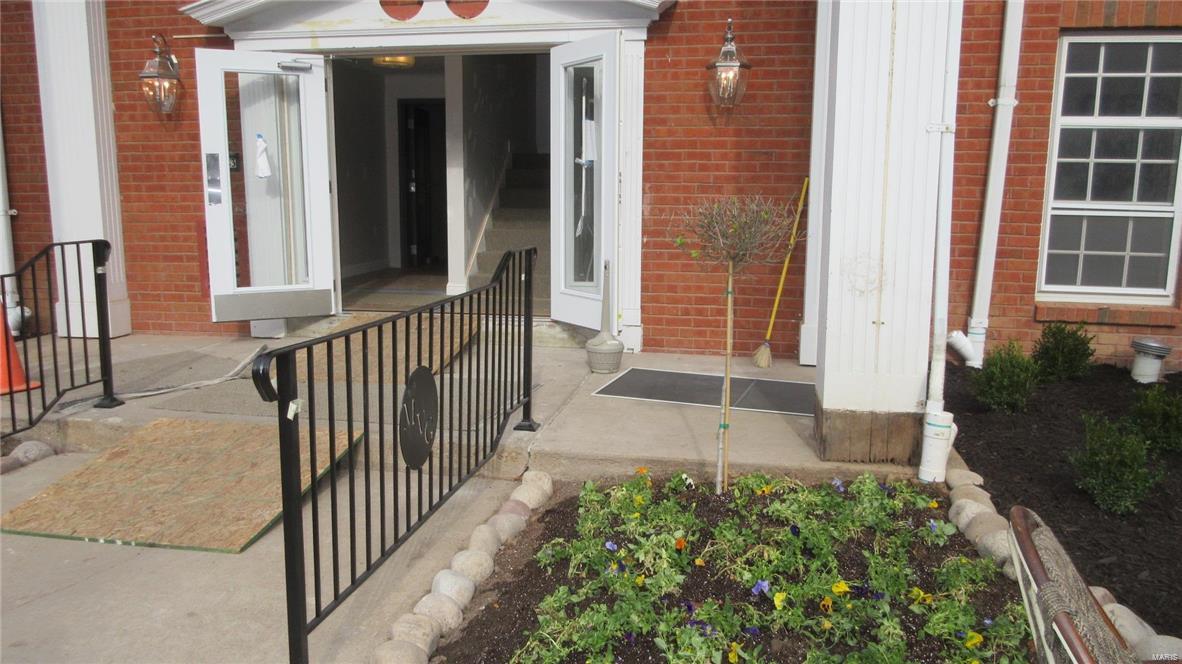 MANORS AT VILLAGE GREEN - Residential