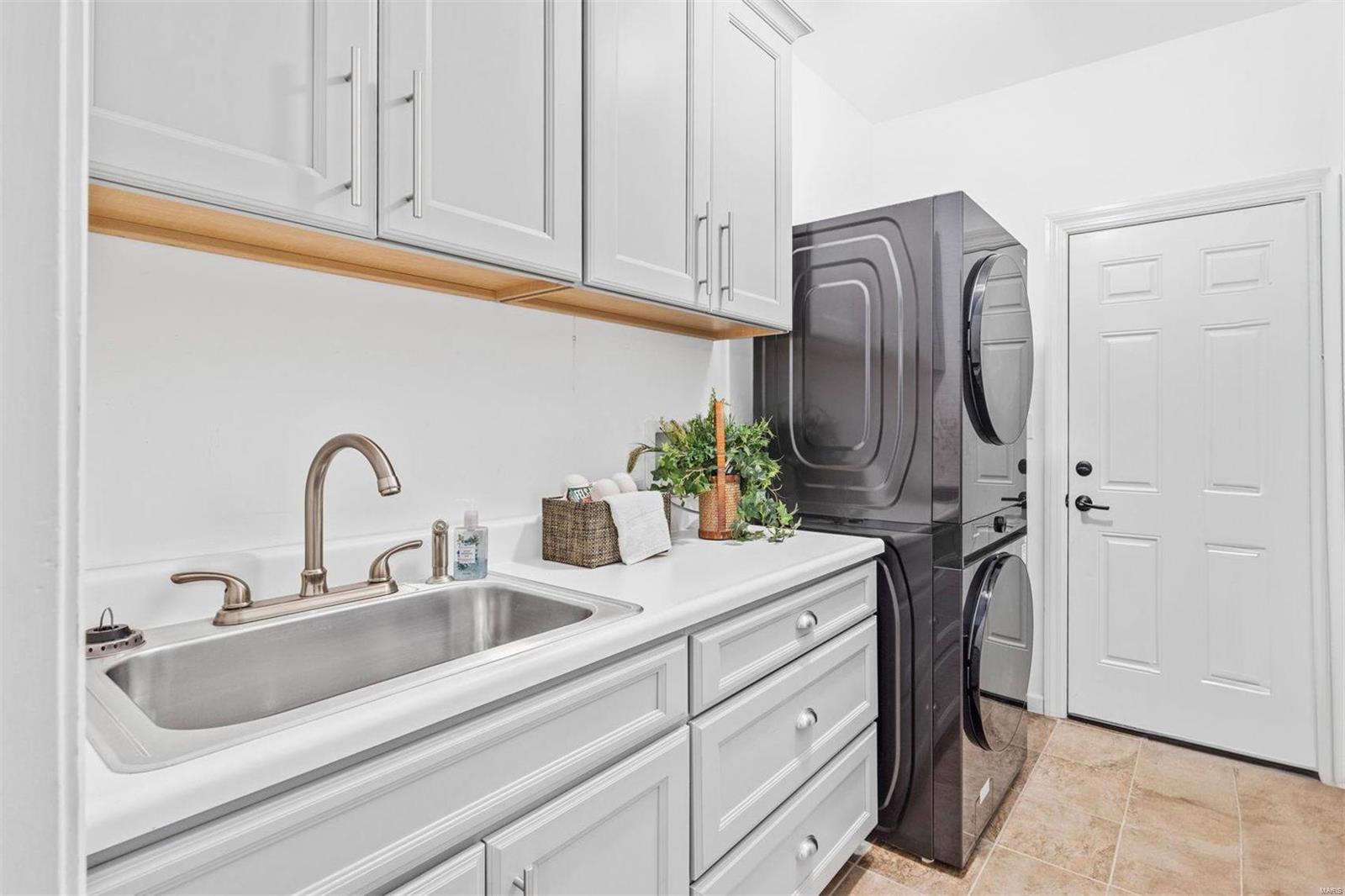 O'Fallon, Missouri 63368, United States, 3 Bedrooms Bedrooms, ,4 BathroomsBathrooms,Residential,Pending,5372