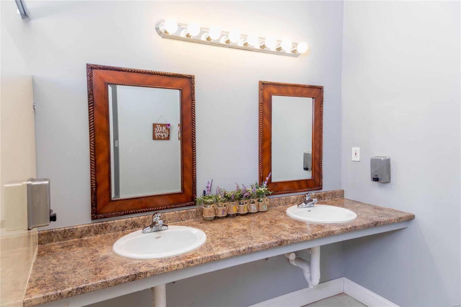 Baileys - Commercial Sale