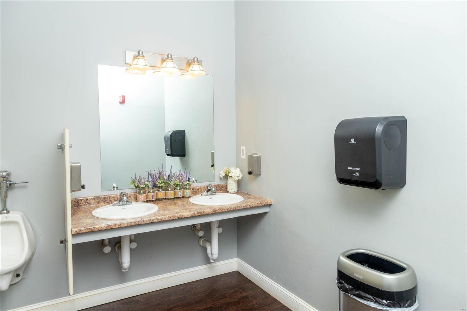 Baileys - Commercial Sale