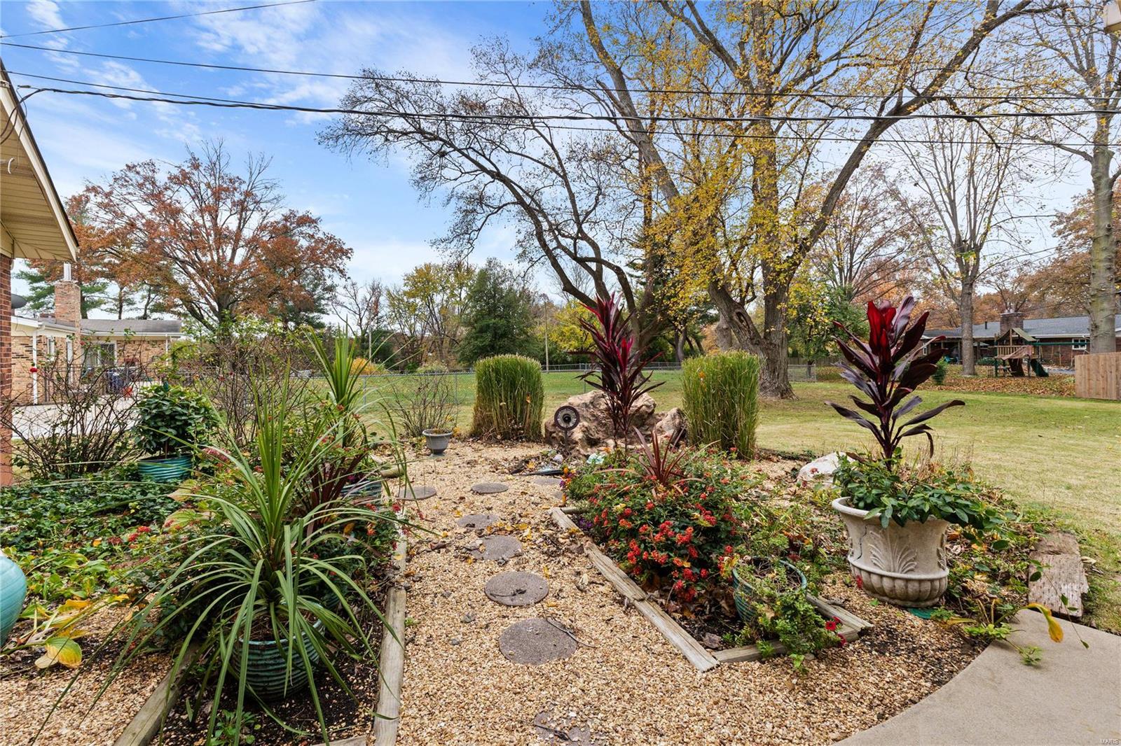 Chesterfield, Missouri 63017, United States, 4 Bedrooms Bedrooms, ,3 BathroomsBathrooms,Residential,Pending,30613