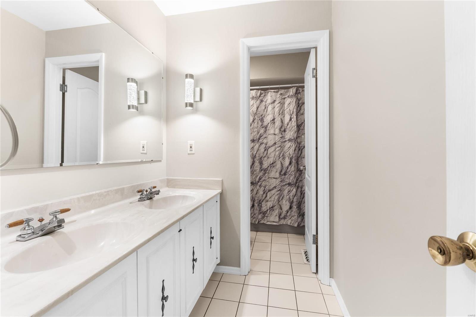 Chesterfield, Missouri 63017, United States, 4 Bedrooms Bedrooms, ,3 BathroomsBathrooms,Residential,Pending,30613