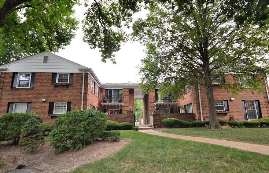 Welcome to this quiet and desirable community located in Chesterfield in the Woods Glen Condo complex. Fantastic opportunity to live in Chesterfield! This condo contains an open floor plan with tons of natural light. Separate dining is perfect for entertaining and is open to the kitchen and living room. Ample sized bedrooms, large windows, and fenced patio make this the perfect space! Unit floor plan also offers 2 bedrooms and full bath. There is also an underground parking space and assigned park spot. Lower level offers laundry facility with each unit having their own private washer and dryer hook-up. Community grounds offer water views, mature trees, pool, clubhouse, tennis & playground. Conveniently located just minutes from highways, schools, dining, shopping and more! Location: Suburban
