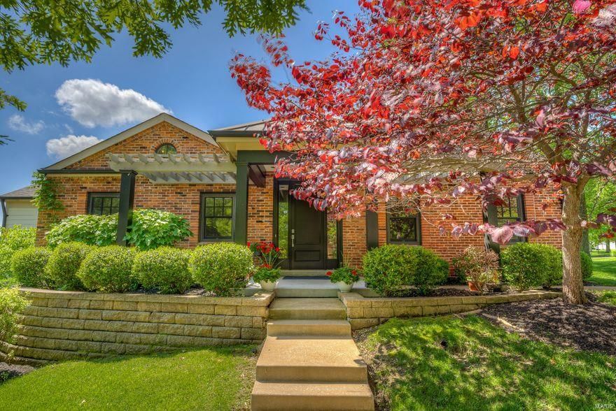 Move right in to this luxury villa with all the amenities one could ask for. Soaring ceilings, open floor plan and hardwood floors help make this 2910 s.f 3 bed/3.5 bath ranch style so easy to enjoy. Reconfigured & remodeled in 2007 from an estate home originally designed by noted architect William Maritz. Gourmet kitchen boasts high-end finishes: Sub-Zero, Asko & Wolf stainless steel appliances. Gorgeous Venecia maple cabinets, maple doors, granite counters and window sills. Freshly painted in neutral colors to compliment todays lifestyle. Two bedrooms enhance the main floor along with 2 full baths and 1 half bath. Convenient main floor laundry area. Family room/den has a gas wall fireplace and vaulted ceiling. Bedroom 3 is in lower level with full bath, storage area, and oversized finished 2 car garage. "One of a kind" makes this a rare find in this convenient area. Easy access to Manchester and
Chesterfield shopping, restaurants, highways, Ballwin Golf Course and Aquatic Center. Location: End Unit