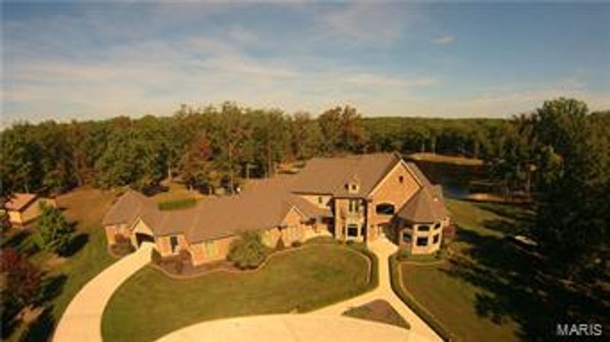 SELLER WANTS OFFER!!!    LIVE WHERE YOU CAN HAVE IT ALL...HUNTING, FISHING, SWIMMING, ATV TRAILS...NOW ADD ON THE HOUSE OF YOUR DREAMS.. YES I MEAN IF YOU CAN DREAM IT, IT'S HERE...THIS HOME IS SPECTACULAR...THE PICTURES WONT BEGIN TO SHOW WHAT AWAITS YOU HERE...YOU NEED TO SEE IT T BELIEVE IT...FROM THE MASSIVE SOARING CEILINGS TO THE MOST UPSCALE KITCHEN YOU WILL EVER SEE...TRULY, YOU WONT BE DISAPPOINTED...THE FIREPLACES ARE GORGEOUS...FAVORITE ROOMS INCLUDE THE HEART ROOM OFF THE KITCHEN...BUT YOU PICK YOURS...IF YOU HAVE BEEN DRIVING HOURS TO HAVE A VACATION GET AWAY...QUITE DRIVING, STAY HOME, ENJOY IT ALL AT YOUR LEISURE...YOUR WIFE CAN HAVE THE HOME OF HER DREAMS WHILE YOU HAVE THE HUNTING/FISHING TRIP IN YOUR BACK YARD...2 HUNTING STANDS ALREADY THERE...EVERYONE WILL BE HAPPY...  AVERAGE UTILITY BILL 140.00 ON ELECTRIC..BRING ALL OFFERS!!!
PLEASE CONTINUE TO SHOW Suitable for Bed/Brk