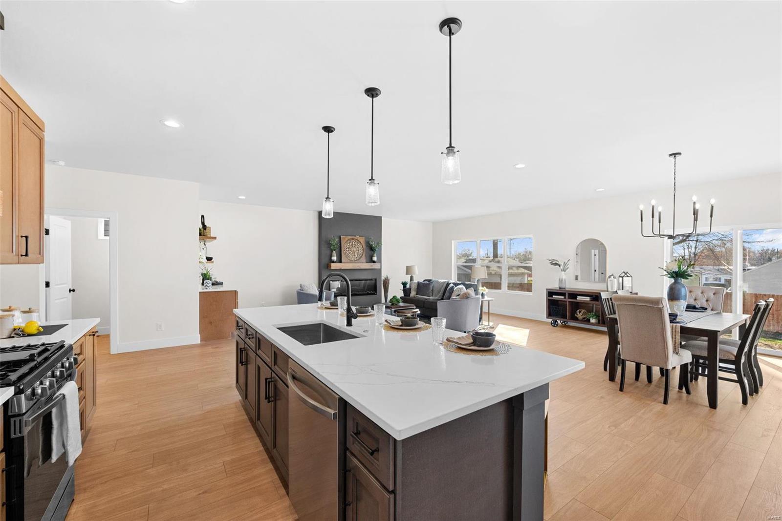 St Louis, Missouri 63127, United States, 4 Bedrooms Bedrooms, ,3 BathroomsBathrooms,Residential,Pending,24721