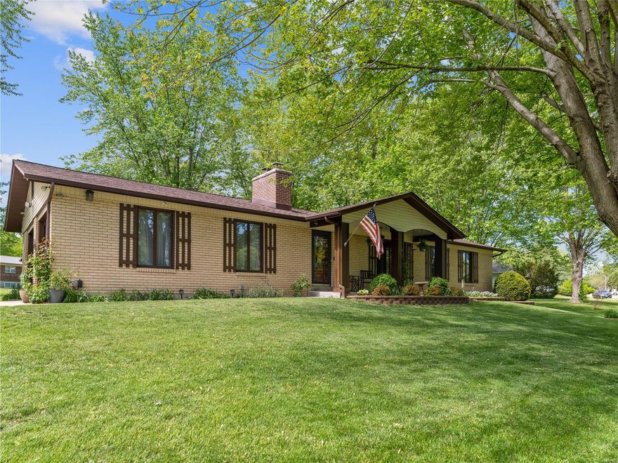 Super Cute Ranch On Over A Half Acre Lot IN The Heart Of Warrenton! This home has been maintained
and several updates in the past few years including laminate wood flooring through out main living 
areas and bedrooms! Large great room has lovely woodburning brick fireplace with shelving on the side 
and opens to large kitchen with tile flooring, stainless appliances and tile backsplash! Master bedroom 
has private bath and two other nice size bedrooms and 2nd full bath completes the main level! The 
finished lower level features a 2nd woodburning fireplace, wet bar/kitchenette, 3rd full bath and office 
space plus storage! Other features includes the awesome screened patio to enjoy those nice evenings in 
your backyard, utility shed and oversized 2 car side entry garage! A must see property on .55 of an acre 
lot!