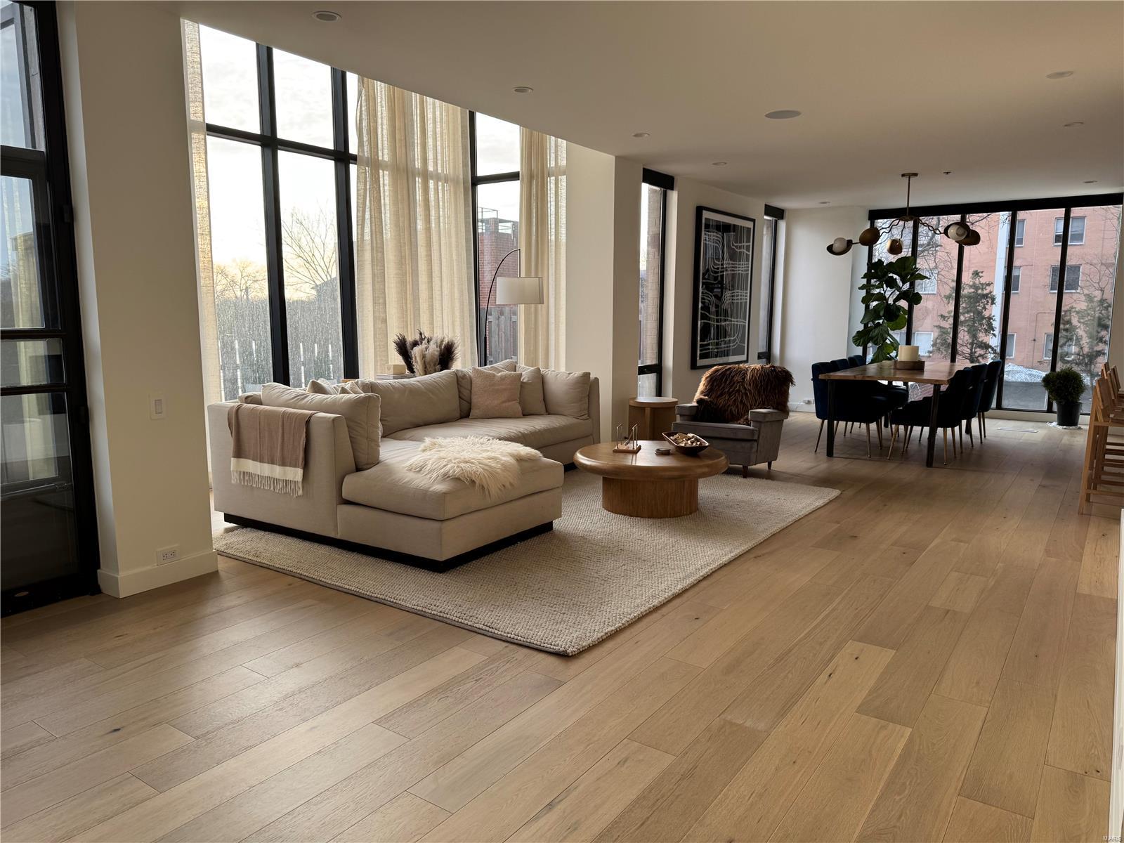 Eight-One-Six South Hanley Condo - Residential