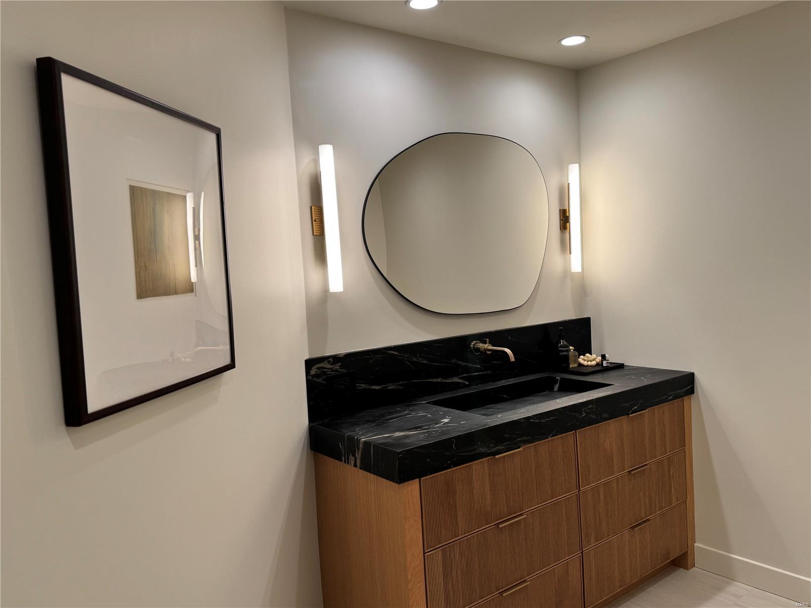 Eight-One-Six South Hanley Condo - Residential