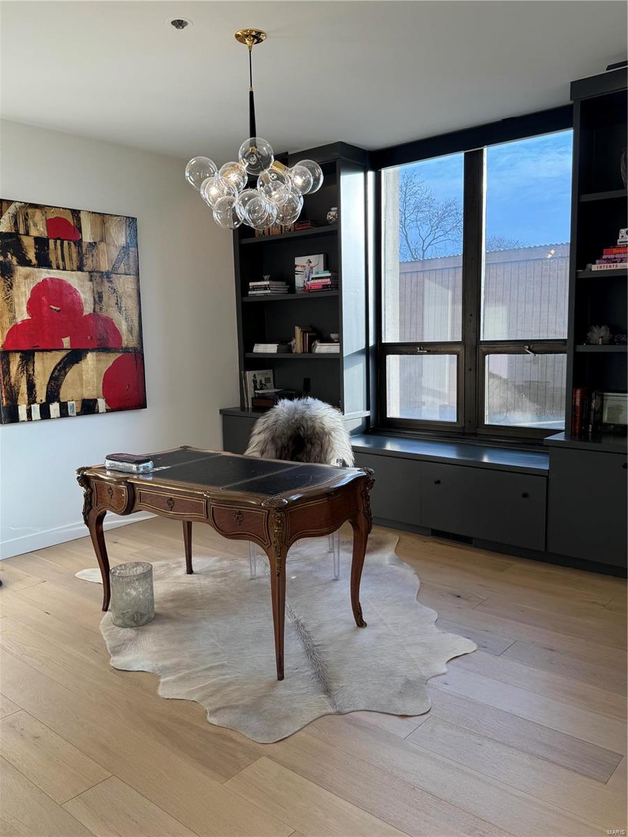 Eight-One-Six South Hanley Condo - Residential