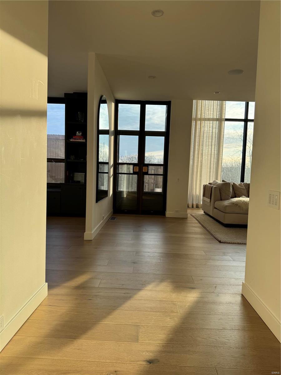 Eight-One-Six South Hanley Condo - Residential