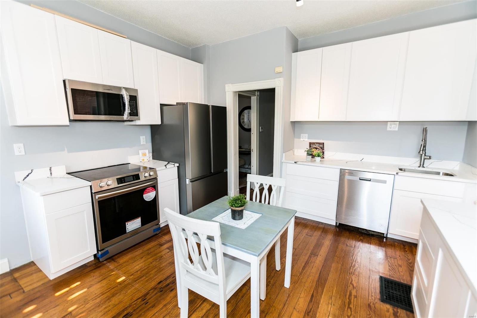 St Louis, Missouri 63104, United States, 2 Bedrooms Bedrooms, ,2 BathroomsBathrooms,Residential,Pending,44337