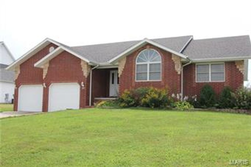 4 Bedroom, 3 full baths. This beautiful home has beautiful hardwood flooring and a very open floor plan featuring split bedrooms. 
Home has natural gas. Privacy fenced backyard. Nice quiet neighborhood.