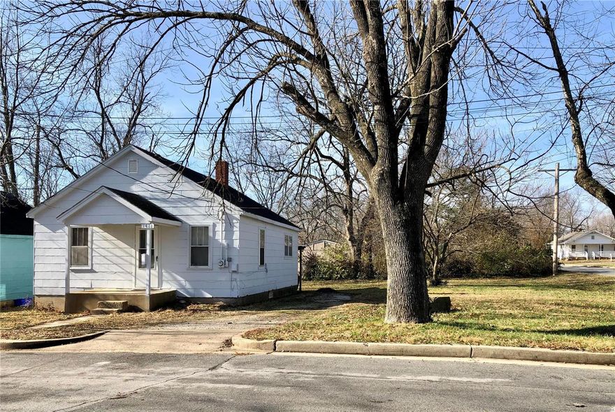 Investors, first-time home buyers, college families, etc., here it is! Centrally located in the heart of Rolla, this property has easy access to the university, city parks, shopping and more. This little 2 bedroom/one bath bungalow comes with a range, refrigerator, dishwasher, clothes washer and dryer. The double lot is situated on a corner and gives you plenty of options for expanding or building a second home!