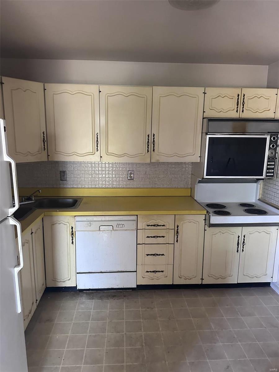 St Louis, Missouri 63132, United States, 2 Bedrooms Bedrooms, ,2 BathroomsBathrooms,Residential,Pending,85231