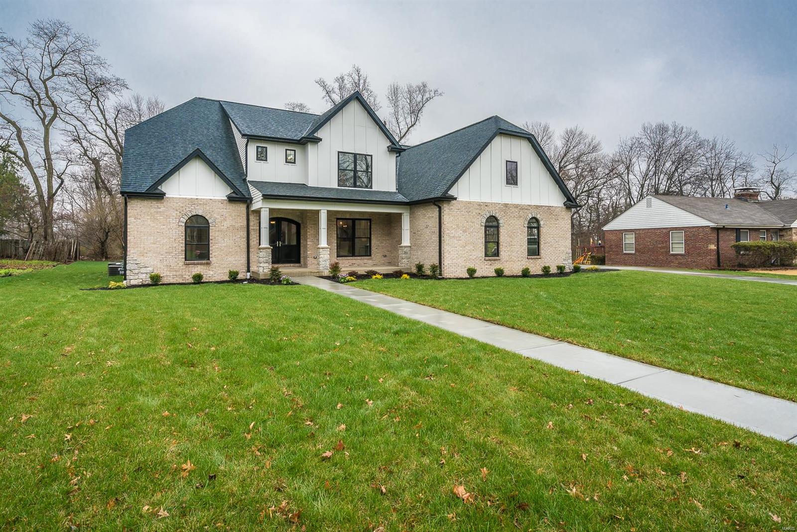 STONELEIGH TOWERS - Residential