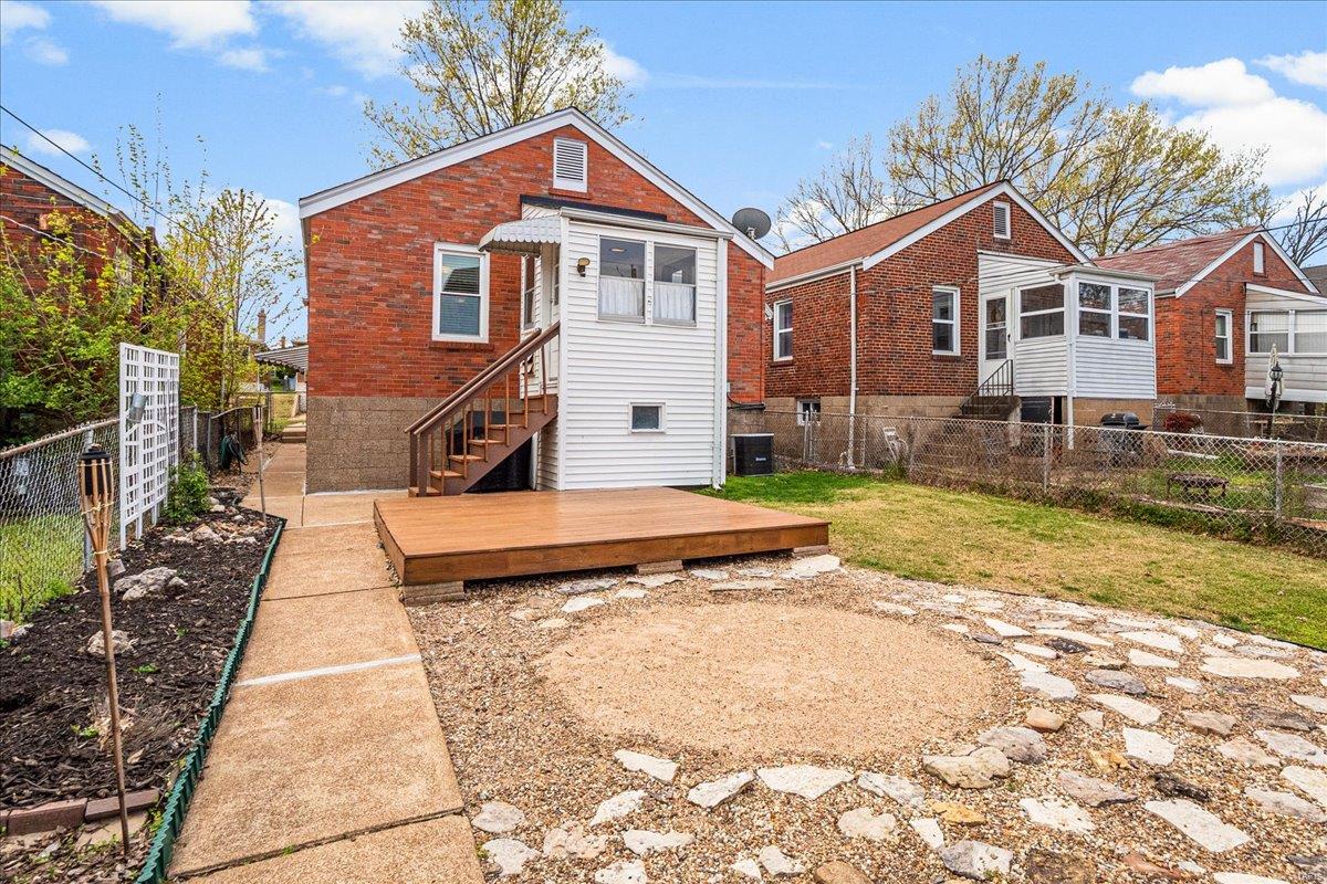 St Louis, Missouri 63116, United States, 2 Bedrooms Bedrooms, ,1 BathroomBathrooms,Residential,Pending,110943