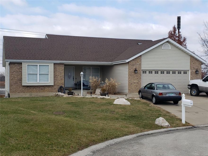 Freshly painted interior &  new fence with a large level yard. Walkout in LL of partially finished basement that currently is an in law quarters including kitchenette and full bath! New (2017) garage door to extra wide 2 car garage. There are 4 bedrooms, 3 full updated tile bathrooms, a split bedroom floor plan, the master suite includes a jet tub, 2 person shower, double sinks and an over sized walk-in closet. Kitchen & bathrooms have granite counter-tops, some new ceiling fans, over 9 ft ceilings with decorative wall shelving. Brushed nickel lighting and a main level laundry. Covered front porch to sit and relax overlooking a private cul-de-sac. The home’s entry foyer welcomes you with wood floors that lead to the dining area and a great room that hosts cathedral ceilings and a floor to ceiling brick fireplace! You can walk to Turtle Creek golf course, the basketball courts are included in HOA. Highly accredited FZ school district. Motivated sellers!