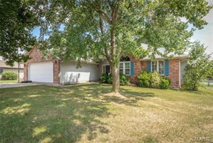 This home is located in a great neighborhood and is move in ready! Home has 3 bedrooms and 2 bathrooms on a large lot that is fenced. Roof was replaced in 2013. The backyard has a large deck and above ground pool.   You will be pleased to know the appliances have been updated to stainless steel and there is ceramic tile in kitchen, bathrooms, foyer and laundry room. Home has beautiful laminate floors in living room and hallway. The master features a large walk in closet, huge bathroom with double sinks, oversized jetted tub and separate shower! Home is priced to sell!!! Additional Rooms: Mud Room