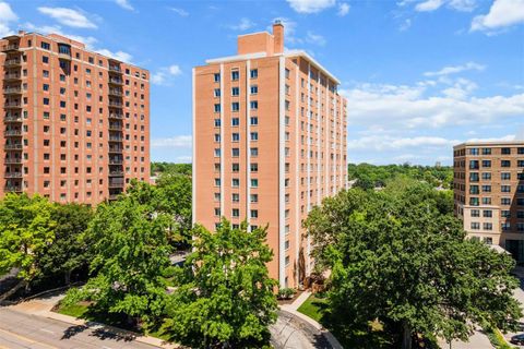 Condominium in Clayton MO 900 Hanley Road.jpg