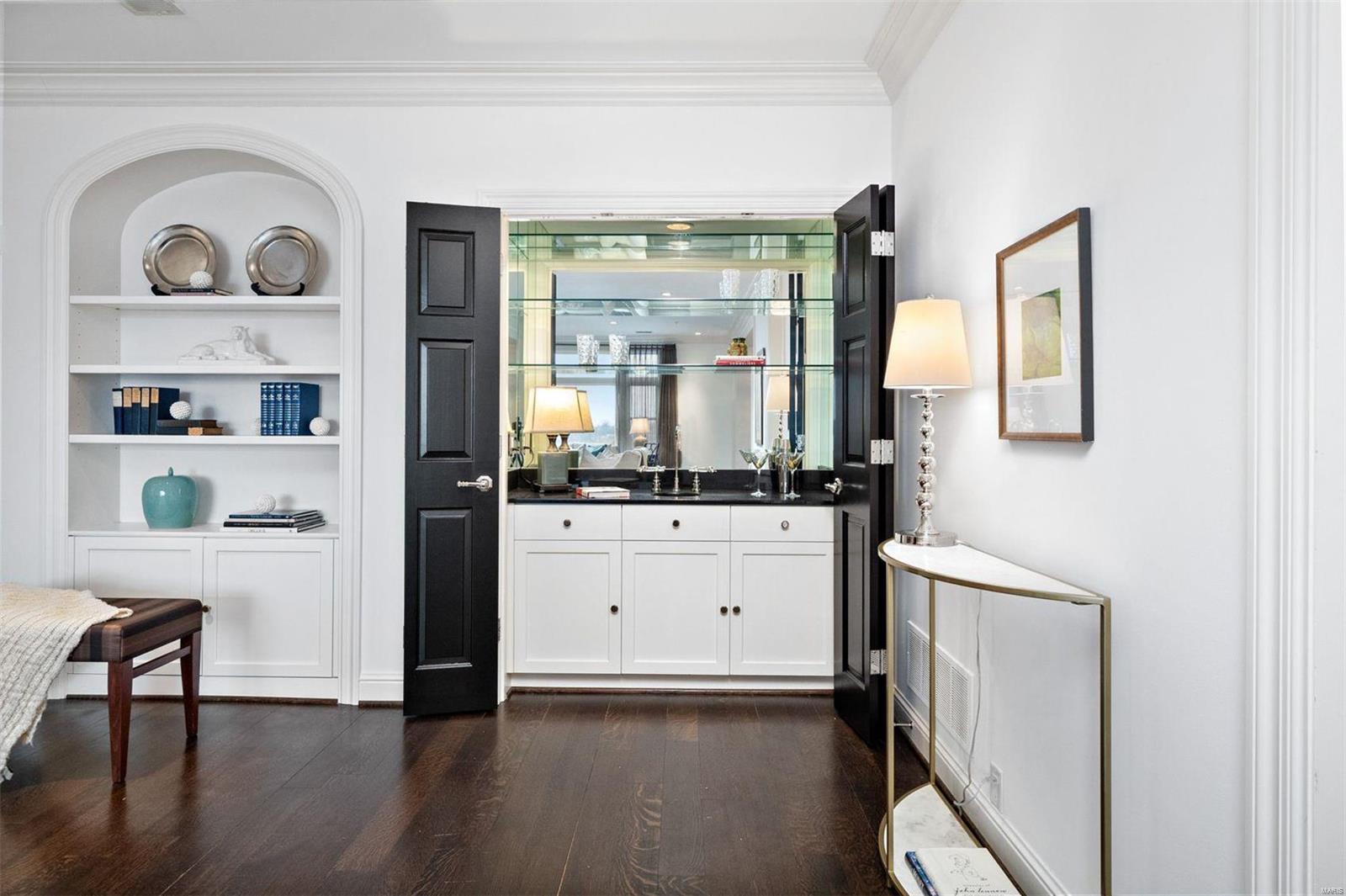 Residence At 800 S Hanley A Condo - Residential