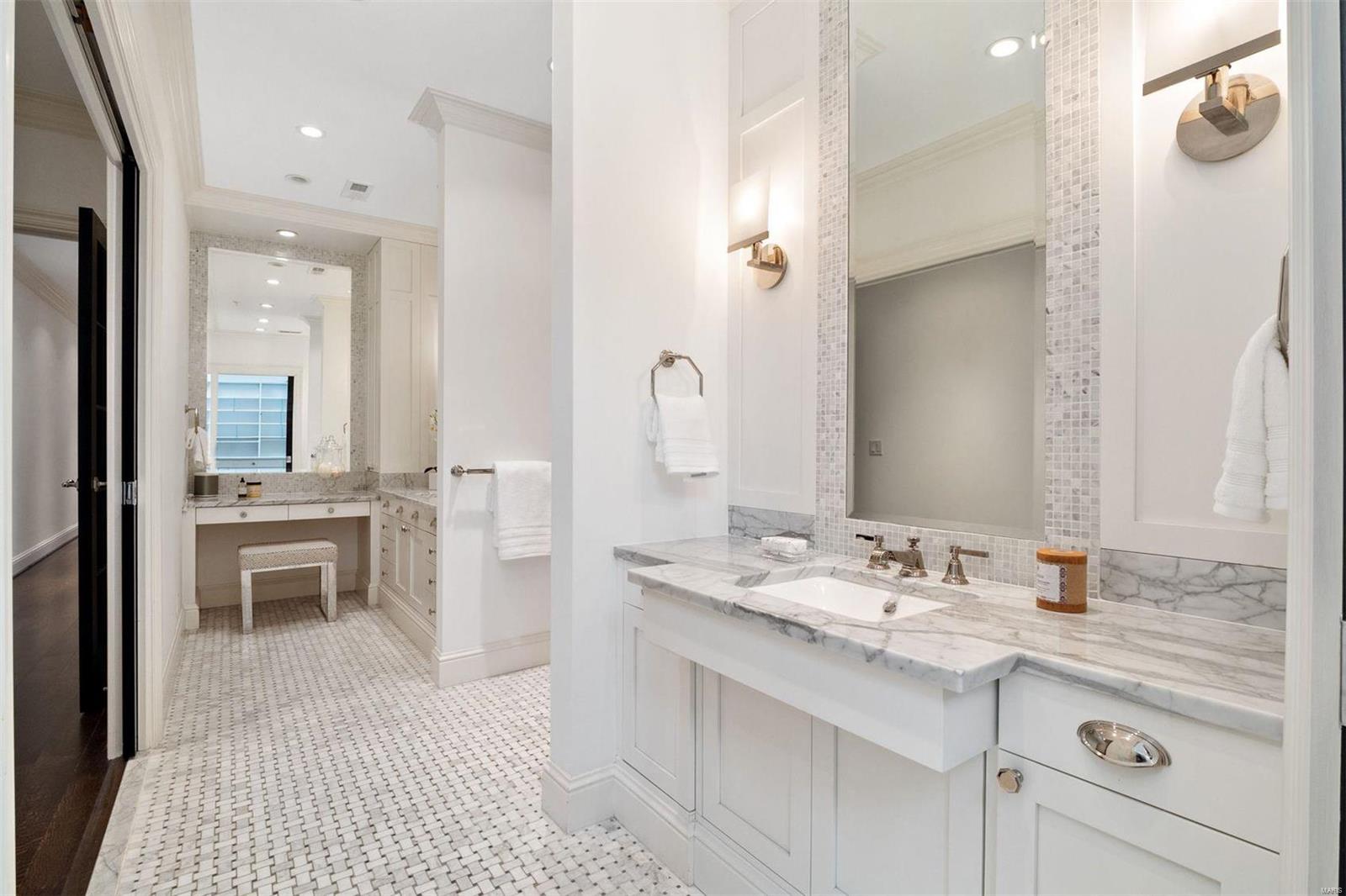 Residence At 800 S Hanley A Condo - Residential