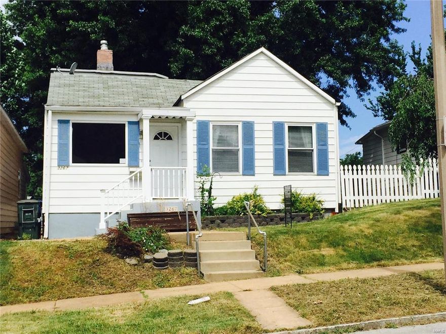 Charming cottage mins from Tillis Park, Hampton Rd and Hampton Village Plaza.
3 bedroom 1.5 bathroom.  Hardwood floors on the main level plus 2 bedrooms and a full bathroom.  Upstairs loft with a 3rd bedroom or office with a half bath.  Lovely modern kitchen with modern appliances and eating area.  Large living.  Deck right outside back door and large fenced yard, plenty of parking on street.  great location lovely home.