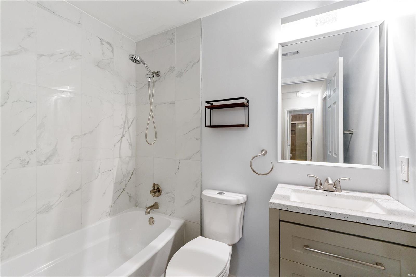 St Louis, Missouri 63146, United States, 2 Bedrooms Bedrooms, ,2 BathroomsBathrooms,Residential,Pending,24200