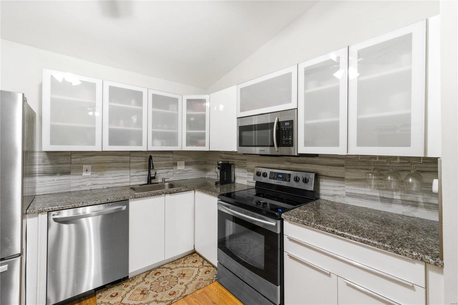 St Louis, Missouri 63146, United States, 2 Bedrooms Bedrooms, ,2 BathroomsBathrooms,Residential,Pending,24200