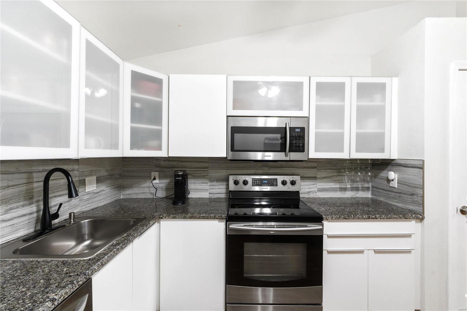 St Louis, Missouri 63146, United States, 2 Bedrooms Bedrooms, ,2 BathroomsBathrooms,Residential,Pending,24200