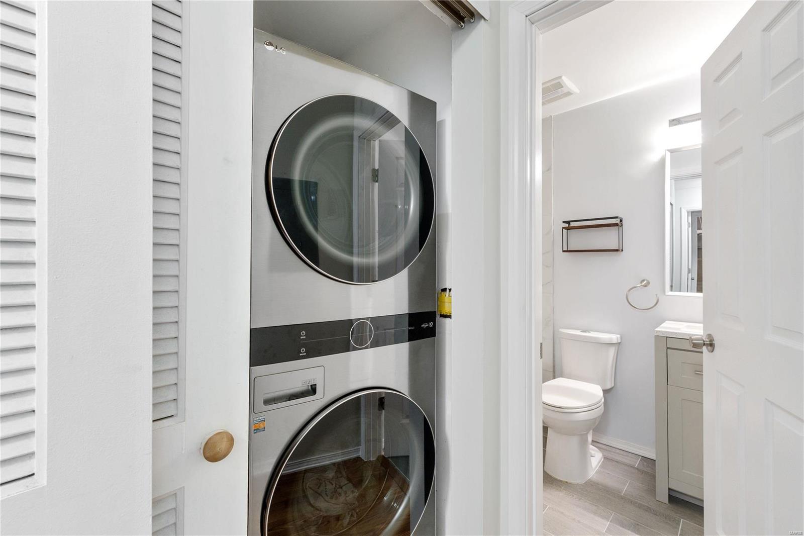 St Louis, Missouri 63146, United States, 2 Bedrooms Bedrooms, ,2 BathroomsBathrooms,Residential,Pending,24200