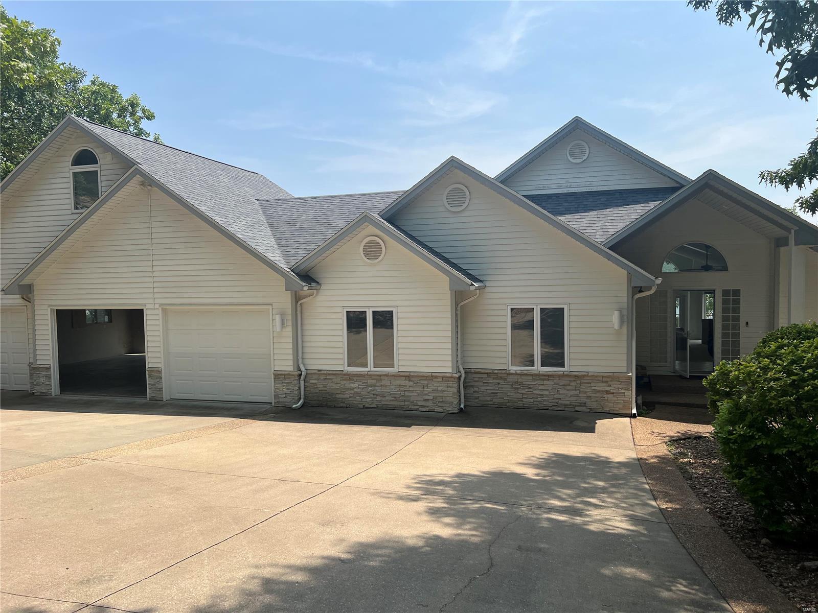 FOUR SEASONS - Residential