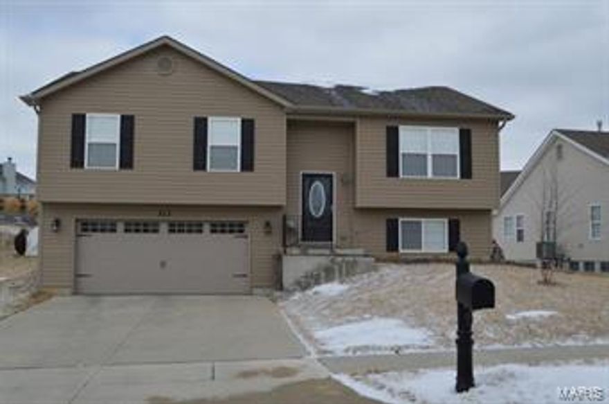 3 Year old Split Foyer.  Move in  ready split foyer  Large eat in kitchen with sliding door leading to deck.  Huge family room. Two nice sized bedrooms and a large master suite. Ceiling Fans in all bedrooms plenty of storage in lower level plus a full bath. Extra deep garage perfect for workshop or car enthusiast.