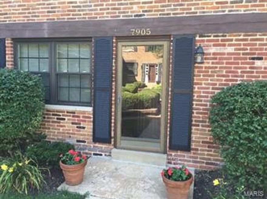 Immaculately maintained, 2 bedroom, 1.5 bathroom GROUND FLOOOR condo in great location.    Great 2 level living.    Main floor boasts a living room with hardwood flooring, Kitchen and breakfast room with nice neutral ceramic flooring.  2nd floor you have 2 separate bedrooms and full bath.   One bedroom has hardwood flooring.   Ample closet space.   Unit has been freshly painted, carpets cleaned and is ready to go.  Newer tinted glass on patio door keeps breakfast room cool.   Also, the lower level has a large finished rec/family room.     Very well cared for.     Property to be sold "as is"   Seller to do no repairs. Location: Ground Level, Interior Unit