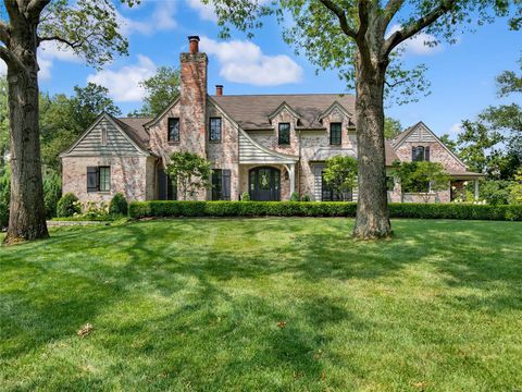Photo of 12 Ladue Manor Mnr, Ladue, MO 63124 (MLS # 24021079)