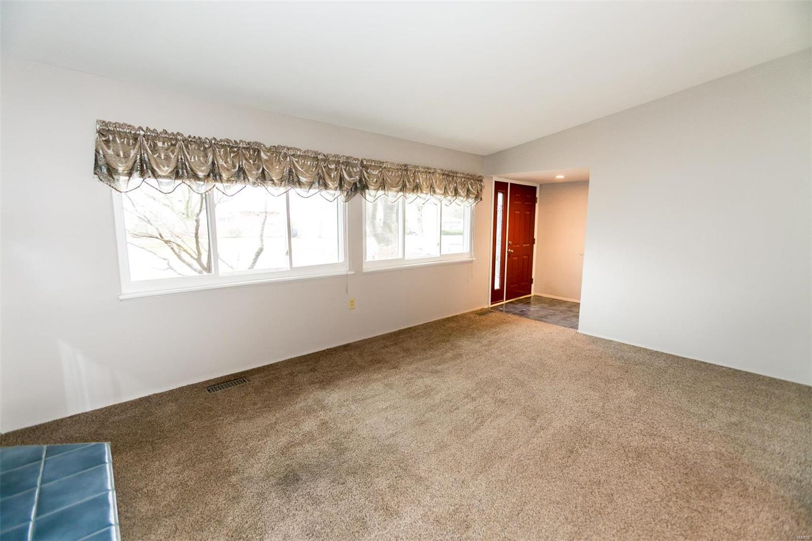 Florissant, Missouri 63033, United States, 3 Bedrooms Bedrooms, ,2 BathroomsBathrooms,Residential,Pending,25675